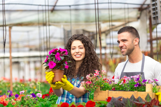 花园中心工作人员夫妇图片下载