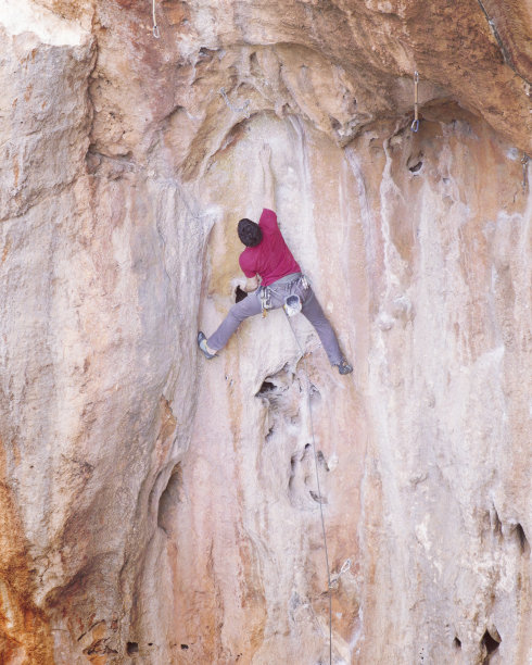 攀岩在土耳其。登山者沿着路线攀登。从上面的照片。图片下载