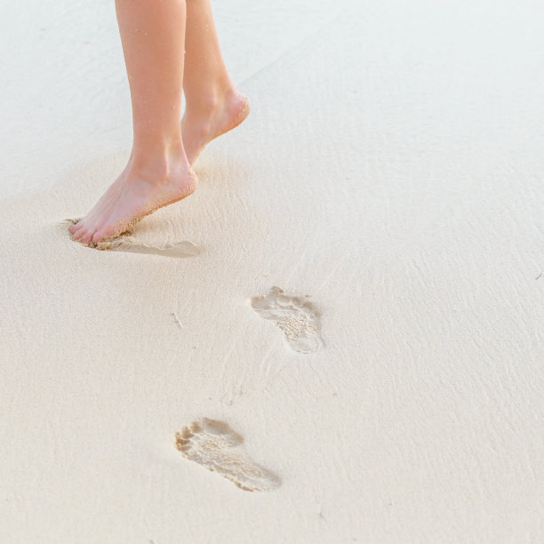 女人的脚印图片下载