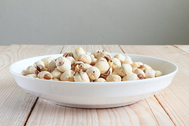 白盘上的大豆配以木盘为背景。图片下载