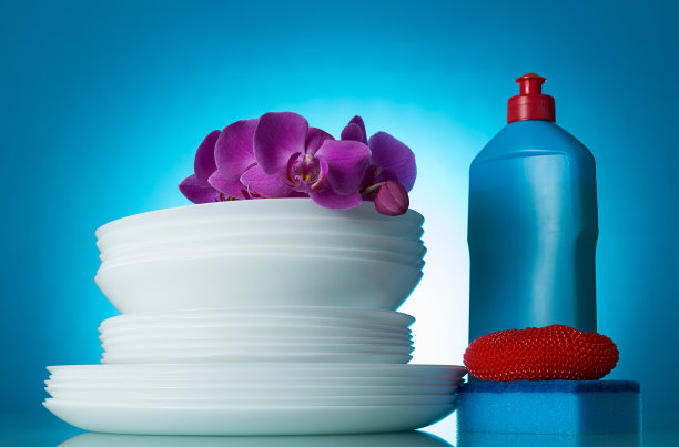 滑净器皿、洗涤剂和海绵，兰花花上蓝色图片下载