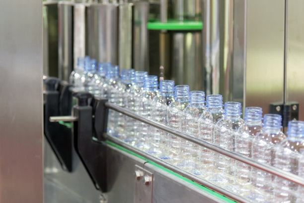 传送带上的塑料瓶图片下载