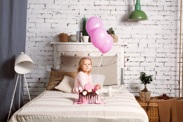 带着气球的漂亮女孩。图片下载