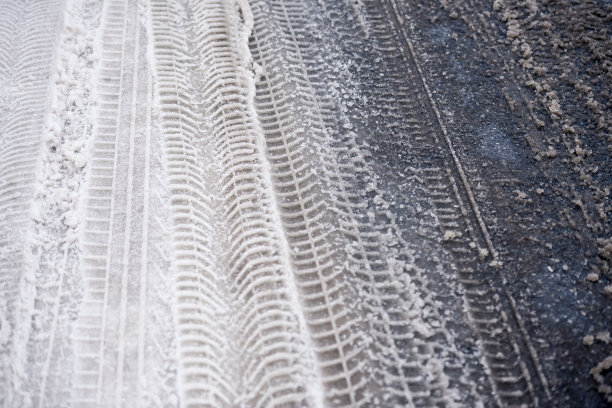 雪地上有汽车轮胎的痕迹图片下载