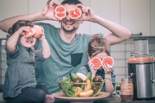 爸爸和孩子们在厨房里图片下载