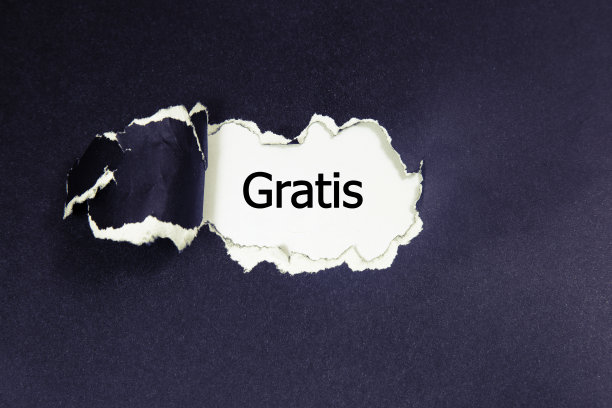 “免费”(德语中免费)写在一张撕破的纸后面图片下载