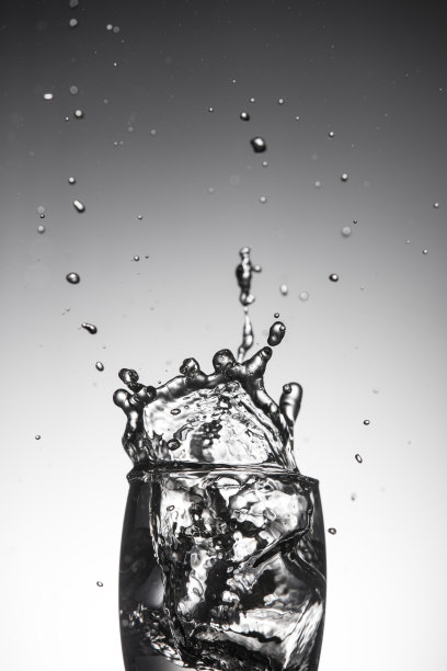 水溅在玻璃杯里图片下载