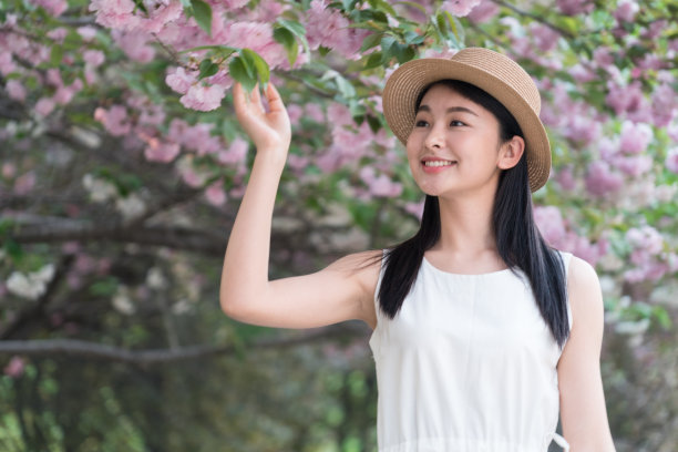 美丽少女的肖像，浮躁的花树图片下载