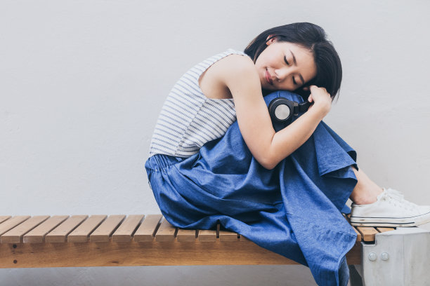 美丽的亚洲女人在休闲服装享受音乐从耳机与幸福的时刻图片下载