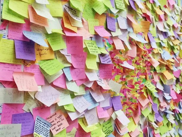 布拉格，墙上贴满了五颜六色的胶纸图片下载