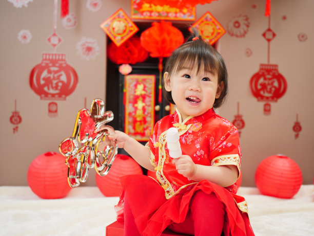 可爱的女孩在家里穿着红色的传统服装图片下载