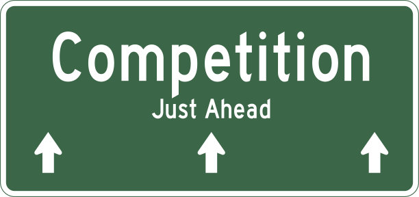 高速公路指示牌前的竞争图片下载