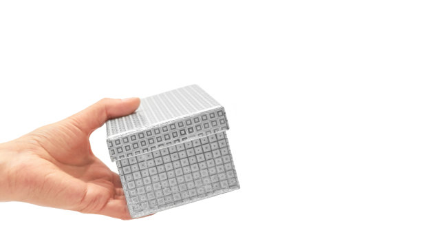 女性手里拿着白色的小圆圈礼盒。孤立在白色背景上。复制空间、模板图片下载