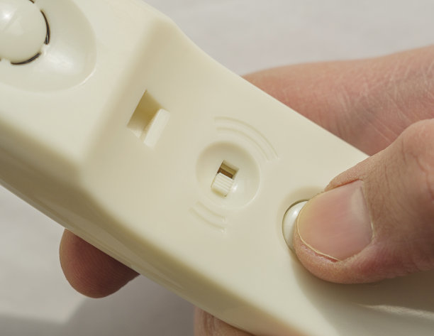 手在家里按对讲机按钮。特写,有选择性的重点。图片下载