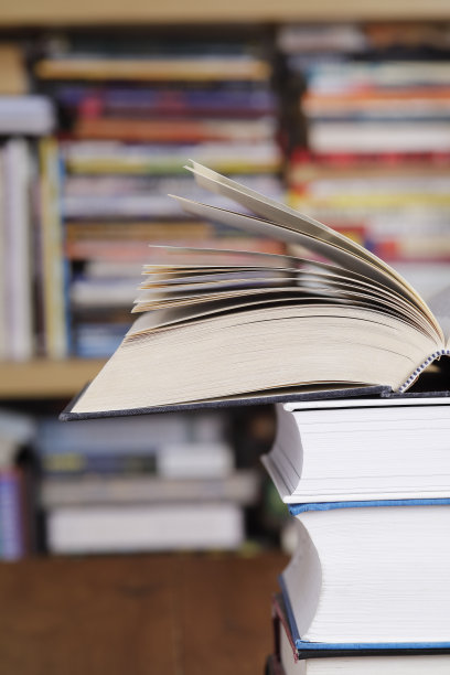 图书馆里的一堆书图片下载