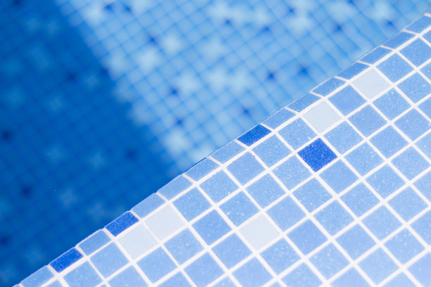 夏天的游泳池，清澈的水图片下载