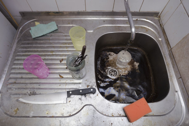 不整洁的厨房水槽。高角度的观点。图片下载