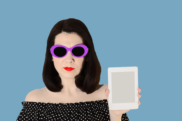 波普艺术风格的照片。女士身穿黑白相间的圆点连衣裙，戴着紫外线太阳镜，用别针固定，手里拿着一本电子书(平板电脑)。图片下载