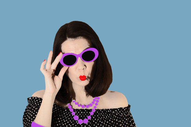 波普艺术风格的照片。女士穿着黑白相间的裙子，带着圆点花纹和紫外线太阳镜，用别针固定住。图片下载