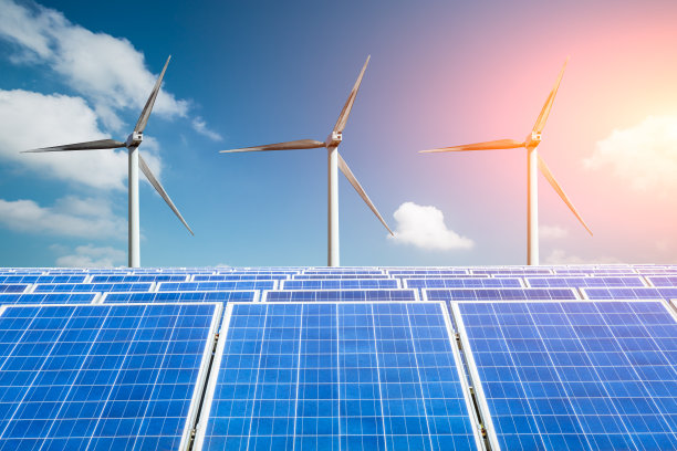 太阳能电池板和风力涡轮机景观图片下载
