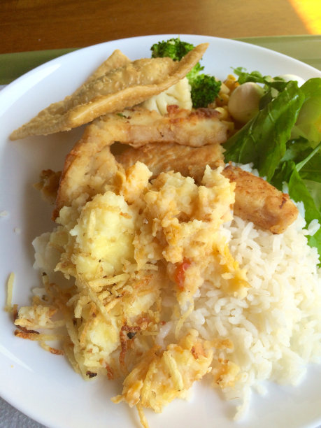 盛有各种食物的盘子图片下载