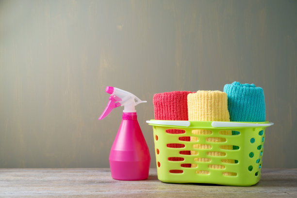 干净的毛巾放在篮子里图片下载