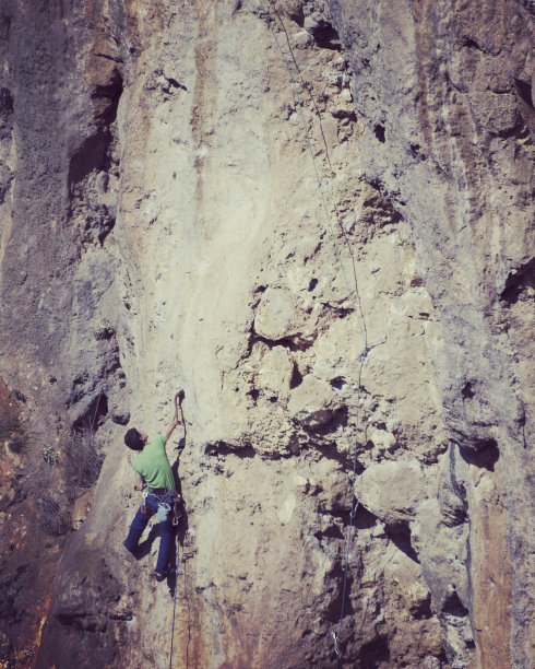 攀岩在土耳其。登山者沿着路线攀登。从上面的照片。图片下载