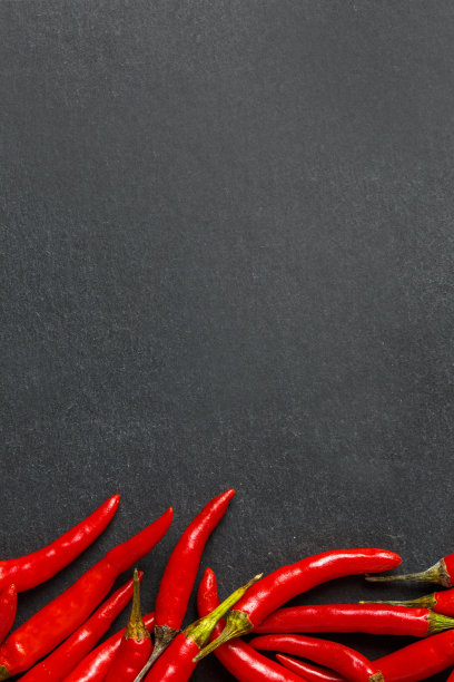 新鲜成熟的红辣椒在黑色的背景图片下载