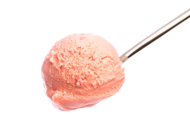 冰淇淋:白色背景上勺子上的草莓冰淇淋图片下载
