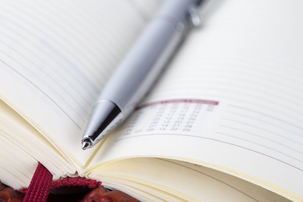 一个用钢笔打开的红色日记的细节图片下载