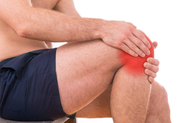 白色背景下膝盖疼痛的男子图片下载