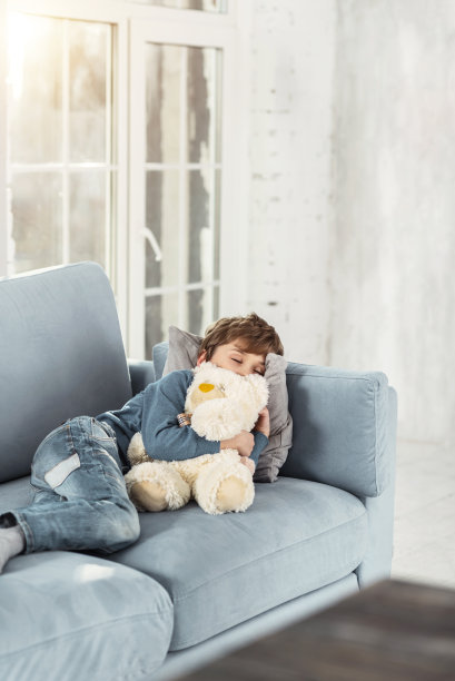 可爱的小男孩和他的玩具一起睡觉图片下载