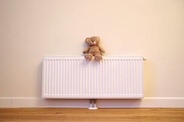 泰迪熊坐在暖气片上素材图片