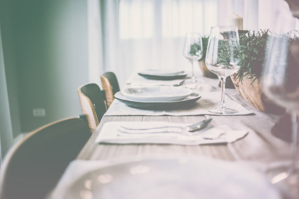 豪华餐厅配备木桌和古典风格的椅子图片下载