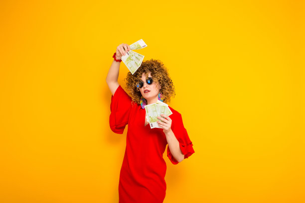 有魅力的短发女人和现金图片下载