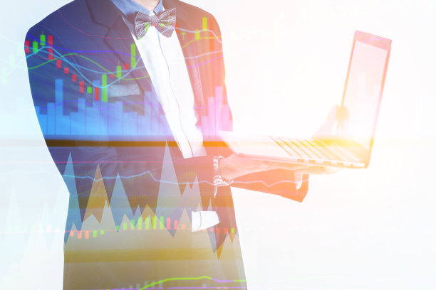 西装革履的商人用技术双重曝光烛杆图进行股票市场投资交易图片下载