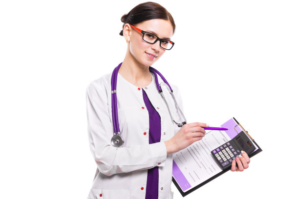 年轻美丽的女医生拿着剪贴板和计算器在她的手在白色的背景图片下载