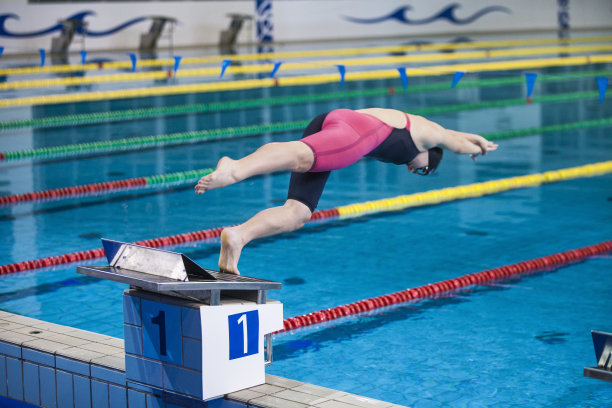 跳进游泳池图片下载