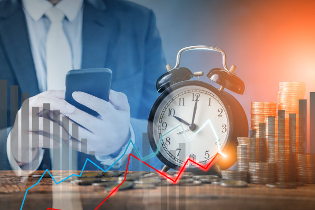 商业金融创意概念与硬币堆栈和闹钟隔离背景与免费copyspace为您的创意创意文本图片下载