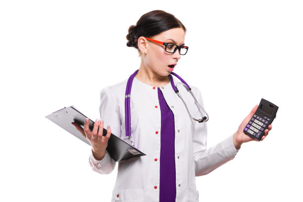 年轻漂亮的女医生拿着剪贴板，在白色的背景上展示她手中的计算器图片下载