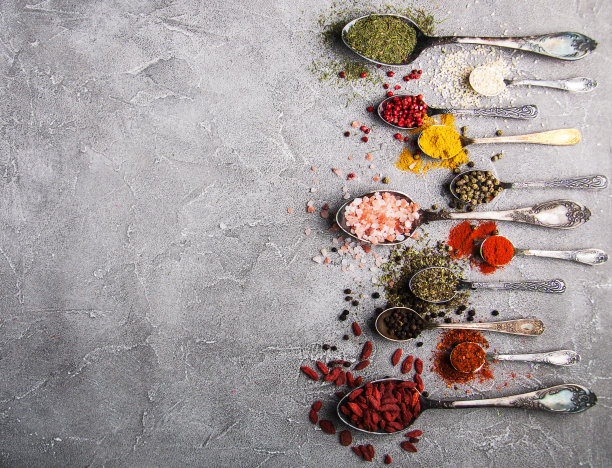 复古勺子里放着不同种类的香料图片下载