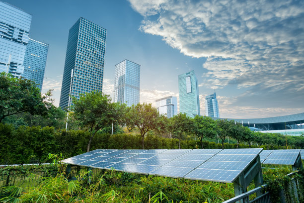 现代城市中的太阳能发电厂，可持续的可再生能源图片下载