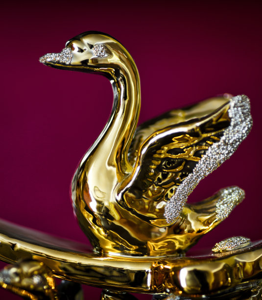 天鹅的金雕像图片下载