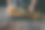 手持砧板的男子将黑色汉堡和经典的牛肉小面包夹在一起，五分熟，菠菜，绿酱和微型蔬菜图片下载