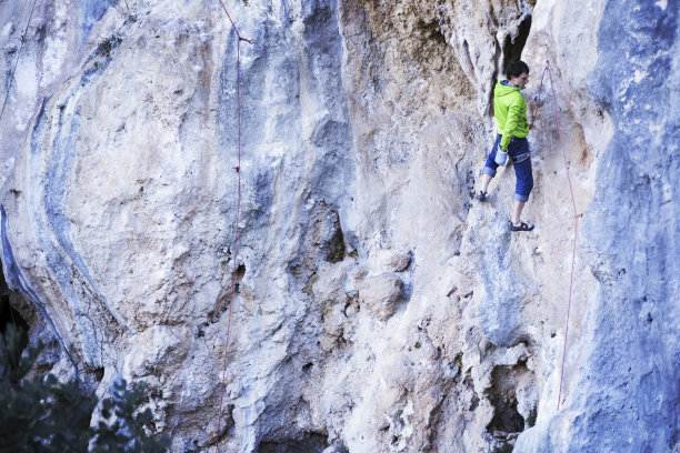攀岩在土耳其。登山者沿着路线攀登。从上面的照片。图片下载