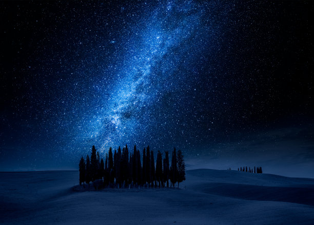 晚上的柏树和银河，意大利托斯卡纳图片下载