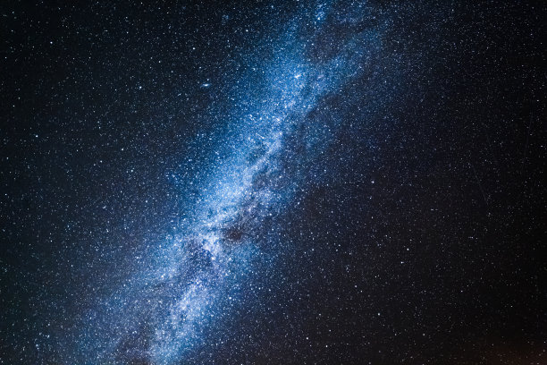 蓝色和黑色的银河，在夜晚有百万颗星星图片下载
