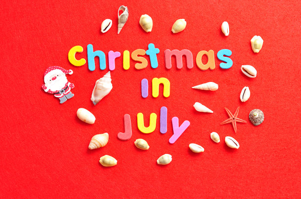 在七月圣诞节的红色背景上有一个收集贝壳和圣诞老人的人物图片下载