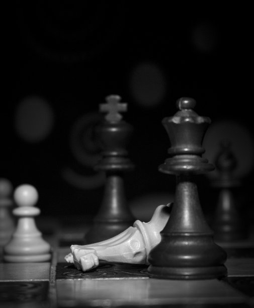 棋盘上的象棋图片下载