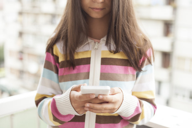 女孩使用智能手机图片下载